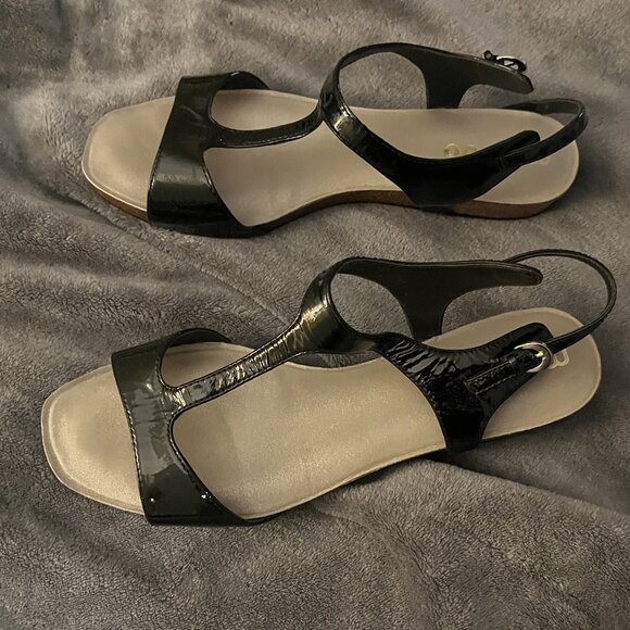 Me Too Size 9 Black Patent "Class2" Sandals - like new - Picture 1 of 4